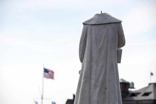 Une statue de Christophe Colomb a été décapitée à Boston dans la foulée du mouvement antiraciste relancé aux Etats-Unis par la mort de George Floyd, le 10 juin 2020. [AFP - Joseph Prezioso]