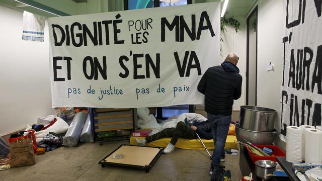 Le Collectif de lutte des MNA occupe la Maison des arts du Grütli depuis dix jours, afin de protester contre l'absence de prise en charge digne et adaptée à chacun des jeunes migrants. [Keystone - Salvatore Di Nolfi]