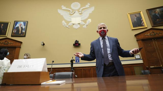 Le docteur Anthony Fauci, directeur du National Institute for Allergy and Infectious Diseases, s'apprête à parler devant une commission du Congrès américain. Washington DC, le 31 juillet 2020. [Keystone/Pool via AP - Kevin Dietsch]