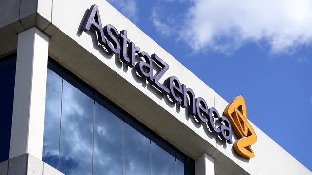 Le logo de la compagnie AstraZeneca sur un bâtiment de Sydney. [Keystone/EPA - Dan Himbrechts]