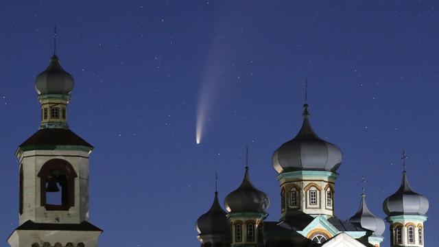 La comète Neowise vue depuis la ville de Turets en Biélorussie, tôt mardi 14.07.2020. [AP/Keystone - Sergei Grits]