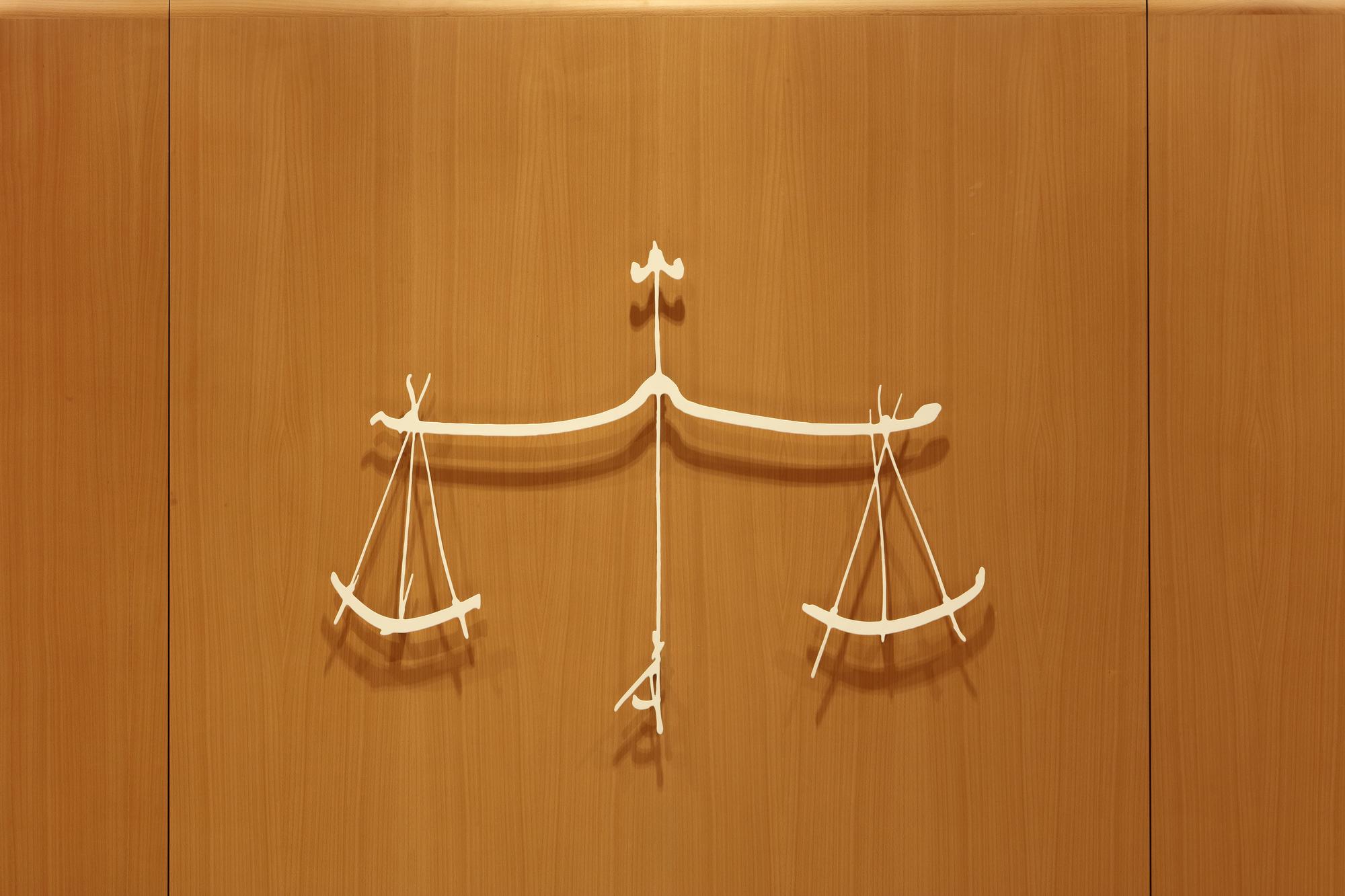 La balance de la Justice sur la porte de la salle Victor Hugo du Tribunal de Paris. [AFP - Manuel Cohen]