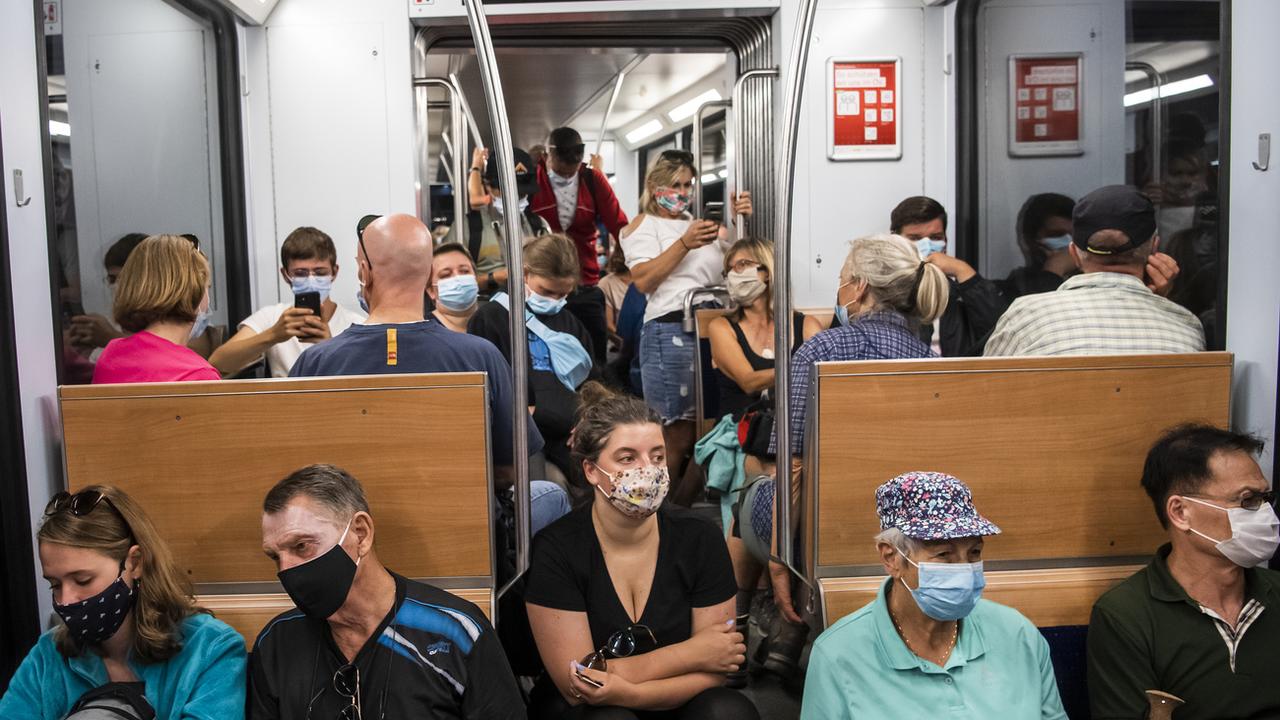 Les Suisses plébiscitent le port du masque dans les transports publics [Keystone - Jean-Christophe Bott]