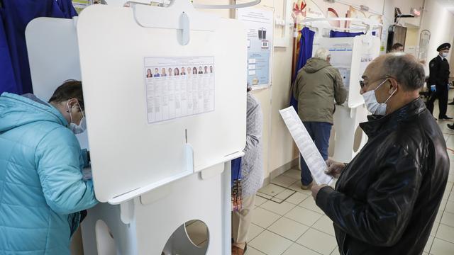 Des électeurs dans un bureau de vote à Moscou, le 13 septembre 2020. [Keystone/EPA - Sergei Ilnitsky]