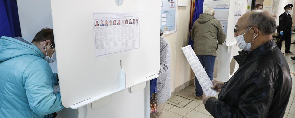 Des électeurs dans un bureau de vote à Moscou, le 13 septembre 2020. [Keystone/EPA - Sergei Ilnitsky]