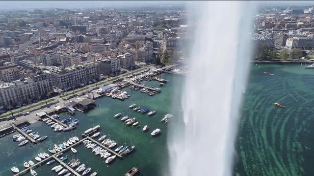 Une vue de la ville de Genève à travers son jet d'eau. [RTS]