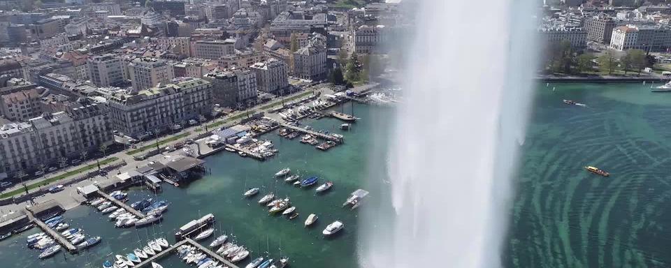 Une vue de la ville de Genève à travers son jet d'eau. [RTS]