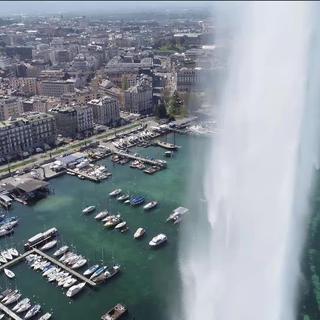 Une vue de la ville de Genève à travers son jet d'eau. [RTS]