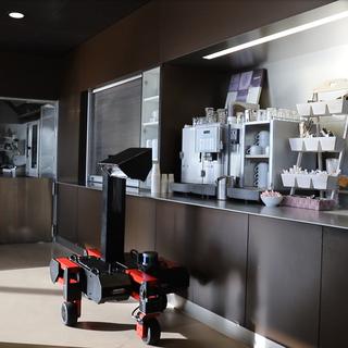 Le robot ROVéo en pleine "décontamination" d'une cafétéria.
Image fournie par Thomas Estier de Rovenso
ROVENSO SA [ROVENSO SA]