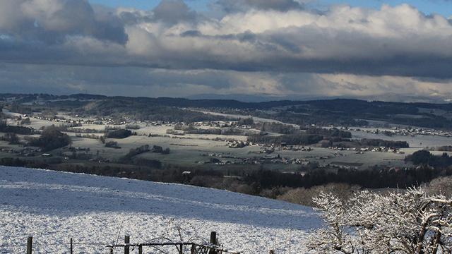 Une fine couche de neige au-dessus de 700 mètres sur le plateau romand. [RTS - Victorien Kissling]