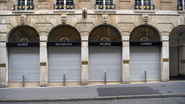 Un magasin de montre fermé à Bâle. [Keystone - Georgios Kefalas]