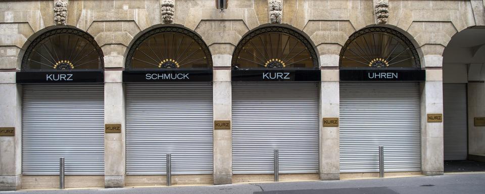 Un magasin de montre fermé à Bâle. [Keystone - Georgios Kefalas]