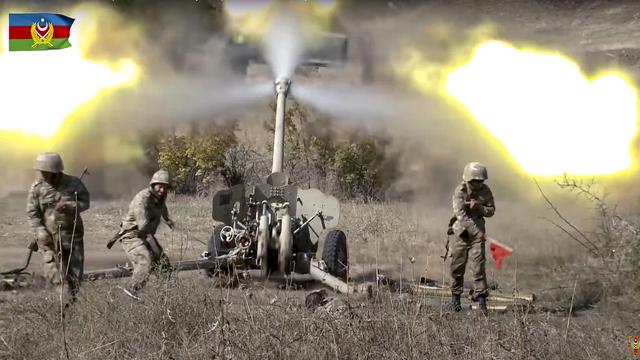 Soldats azerbaïdjanais au feu dans le Haut-Karabakh, 20.10.2020. [AP/Keystone - Azerbaijan's Defense Ministry]