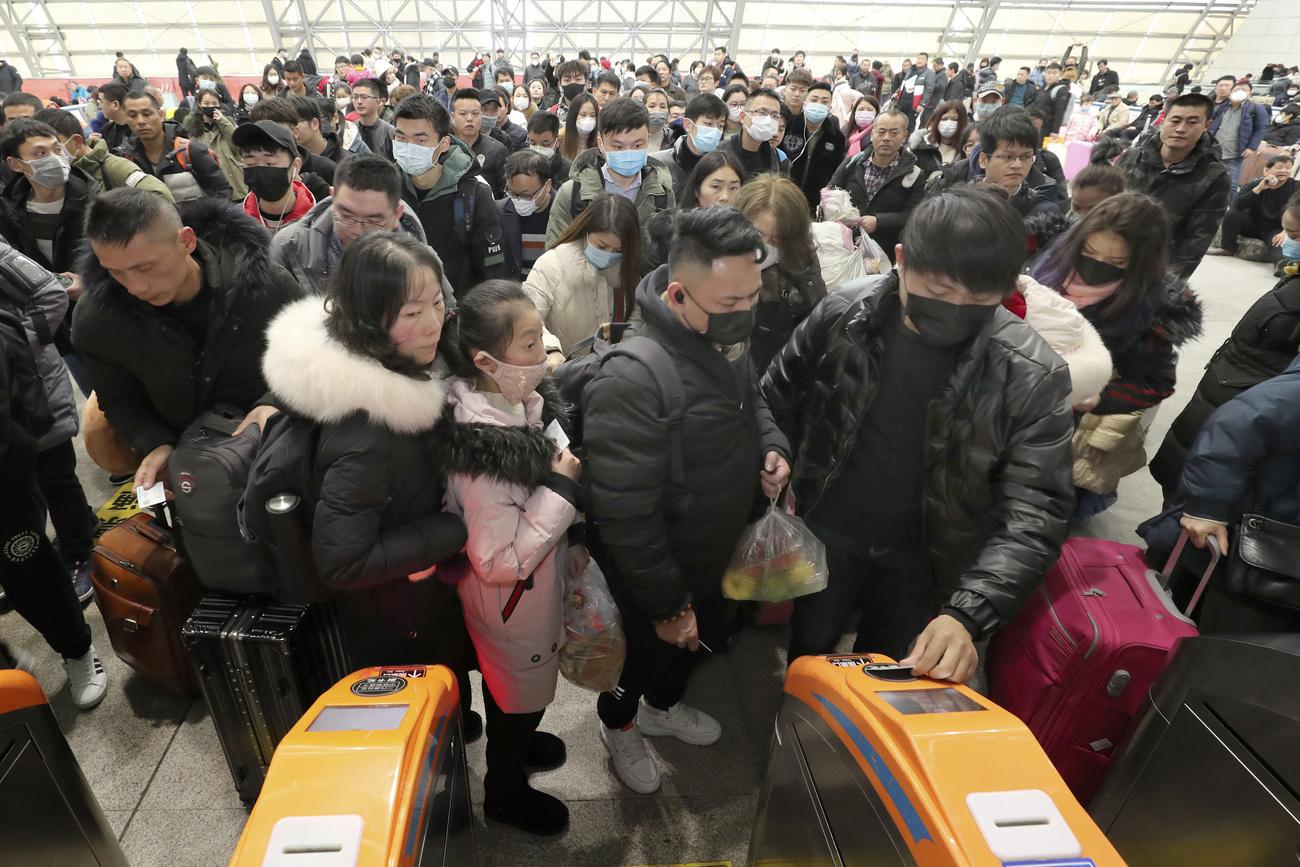 Les risques du coronavirus sont accrus par les centaines de millions de voyages prévus à l'occasion du Nouvel an chinois. [Keystone - Chinatopix via AP]