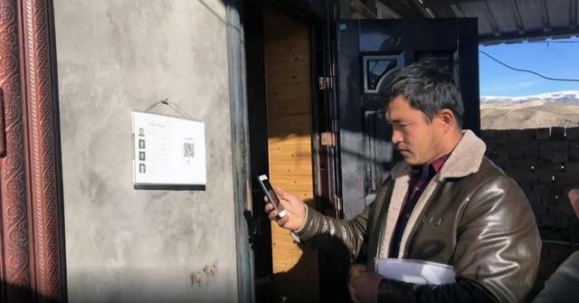 Chaque Ouïghour est tracé par une application, connectée à un QR code placé devant leur porte. [CAPA - Briner, Caroline (RTS)]