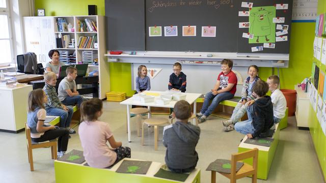 Des enfants de retour à l'école dans le canton de St-Gall. [Keystone - Gian Ehrenzeller]