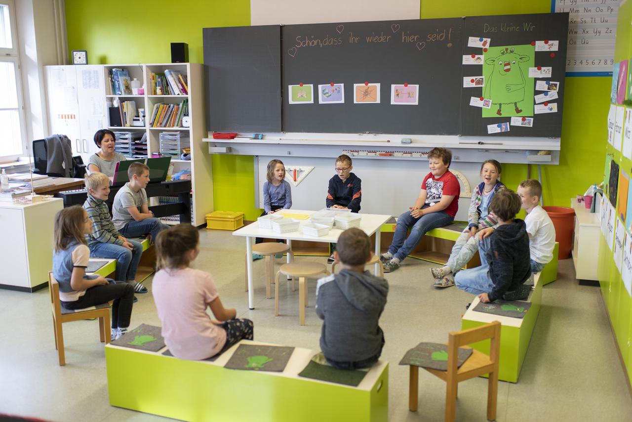 Des enfants de retour à l'école dans le canton de St-Gall. [Keystone - Gian Ehrenzeller]