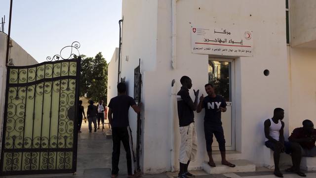 Des migrants devant le centre d'accueil pour réfugiés à Medenine, dans le sud de la Tunisie, le 28 août 2020. [AFP - Fathi Nasri]