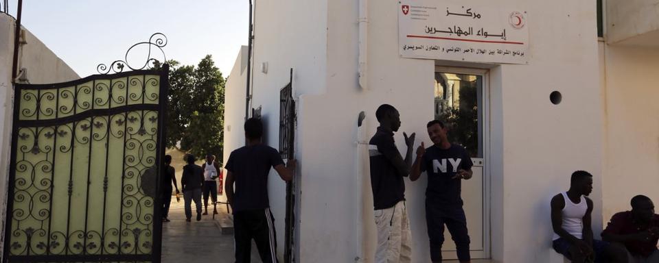 Des migrants devant le centre d'accueil pour réfugiés à Medenine, dans le sud de la Tunisie, le 28 août 2020. [AFP - Fathi Nasri]