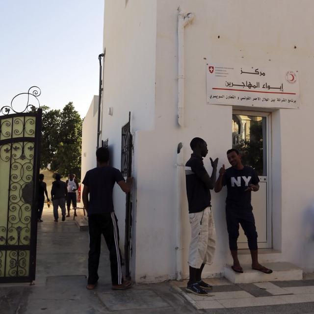 Des migrants devant le centre d'accueil pour réfugiés à Medenine, dans le sud de la Tunisie, le 28 août 2020. [AFP - Fathi Nasri]