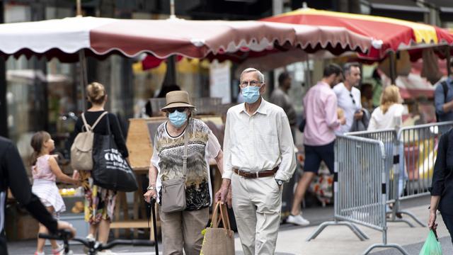 Réunions privées limitées à 10 personnes, restaurants fermés à 23h, extension du port du masque. [Keystone - Laurent Gilliéron]