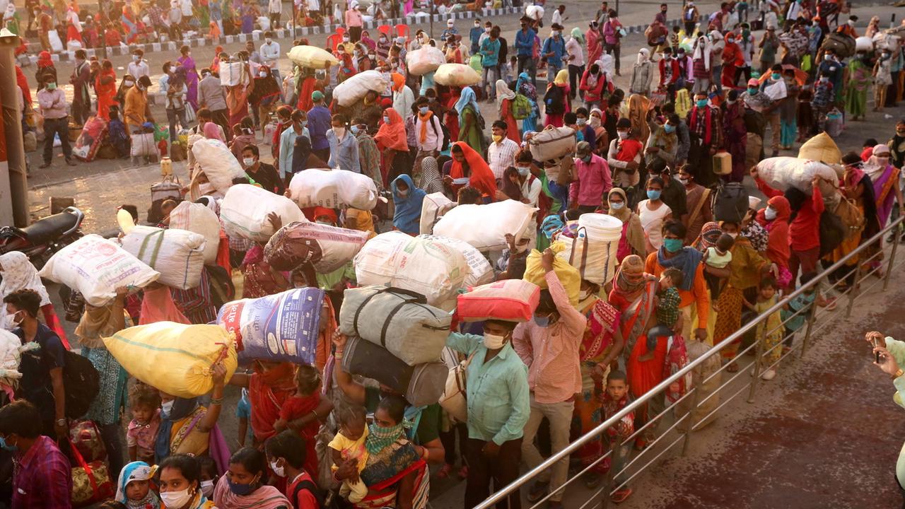 L'Inde avait organisé en mai 2020 le rapatriement plus de 3 millions de travailleurs migrants coincés dans les grandes villes à cause de la pandémie de coronavirus. [Keystone - EPA/SANJEEV GUPTA]