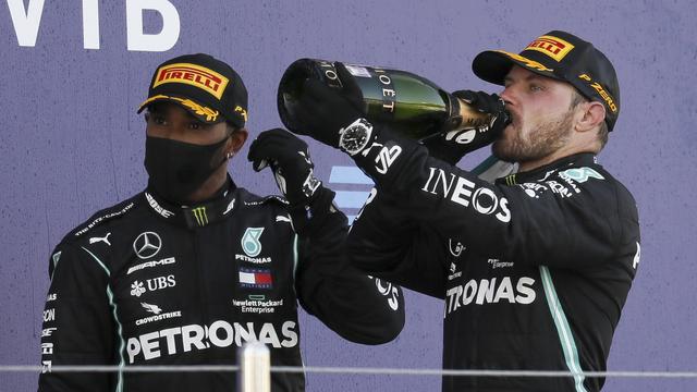 Le vainqueur Bottas aux côtés de son coéquipier Lewis Hamilton. [Maxim Shemetov]