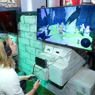 Quelqu'un jouant à "The Legend of Zelda: Breath of the Wild" sur la Nintendo Switch. [AFP - Neilson Barnard]