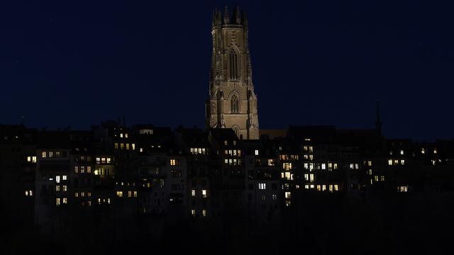 La cathédrale de Fribourg de nuit. [Keystone - Anthony Anex]