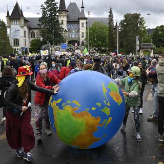 Plus de 2000 personnes se sont rassemblées vendredi à Berne pour le climat. [Keystone - Anthony Anex]