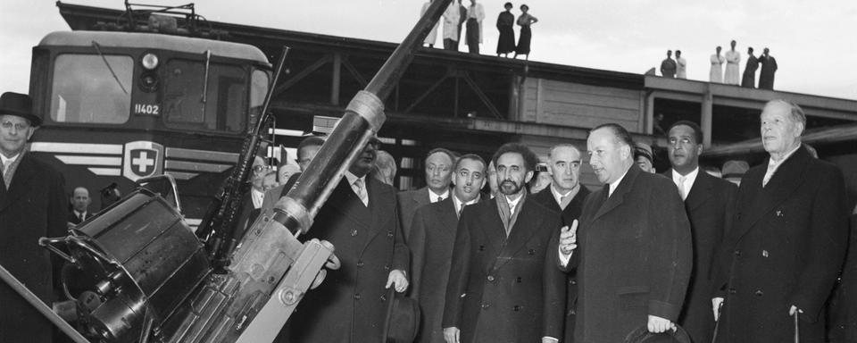 L'entrepreneur zurichois Emil Georg Bührle (au centre) a fait sa fortune en fabriquant des armes, notamment des canons, à Oerlikon. Ici, en 1954, avec Tafari Makonnen (à gauche), régent d'Ethiopie et dernier empereur d'Abyssinie. [KEYSTONE/Ilse Guenther]