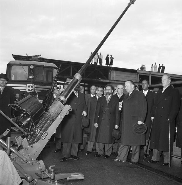 L'entrepreneur zurichois Emil Georg Bührle (au centre) a fait sa fortune en fabriquant des armes, notamment des canons, à Oerlikon. Ici, en 1954, avec Tafari Makonnen (à gauche), régent d'Ethiopie et dernier empereur d'Abyssinie. [KEYSTONE/Ilse Guenther]