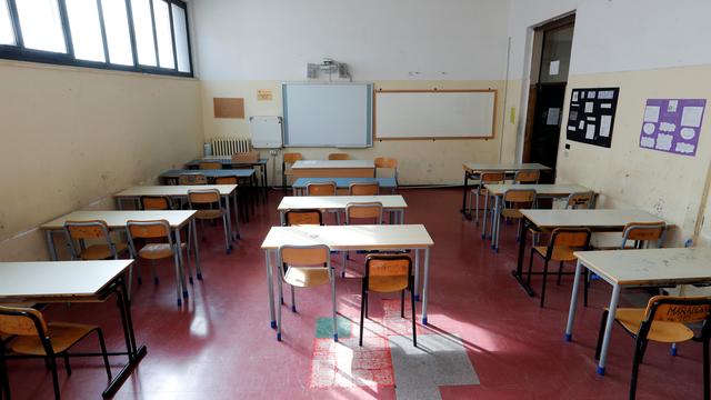 Rome, une classe vide après que le gouvernement italien a décrété la fermeture des écoles et des cinémas à travers tout le pays. [Reuters - Remo Casilli]