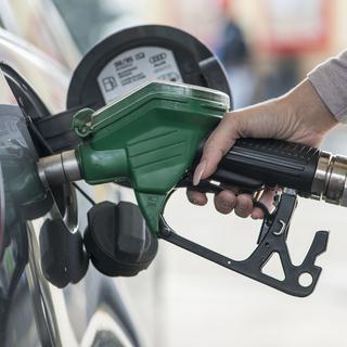 Une commission parlementaire veut baisser le prix de l'essence. [Keystone - Christian Beutler]