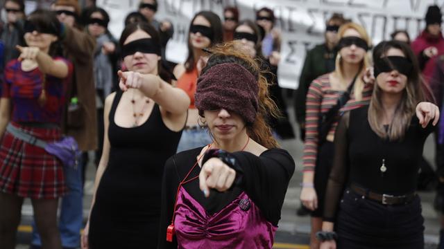 De Buenos Aires à Athènes, en passant par New York, Paris ou Lausanne, une chorégraphie scandée du groupe chilien Las Tesis est devenue un véritable hymne féministe contre les violences faites aux femmes. [Keystone - Dimitris Tosidis]