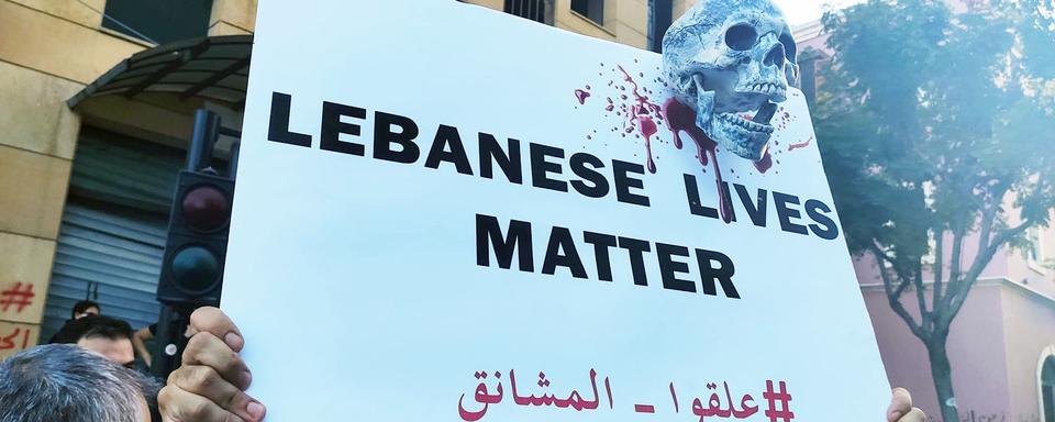 Un slogan qui en rappelle un autre, brandit par un manifestant à Beyrouth, 08.08.2020. [RTS - Mouna Hussein]