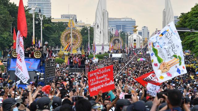 Des manifestants pro-démocratie participent à un défilé contre le gouvernement thaïlandais à Bangkok le 14 octobre 2020. [AFP - Mladen Antonov]