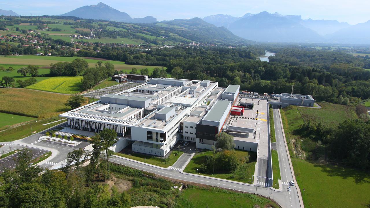 Le nouveau Centre Hospitalier Alpes-Léman (entre Annemasse et Bonneville) qui compte 700 lits. [ch-alpes-leman.fr]