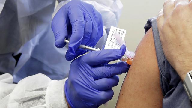 La Suisse ne sera pas en retard dans la course aux vaccins contre le Covid-19. [Keystone - AP Photo/Ted S. Warren, File]