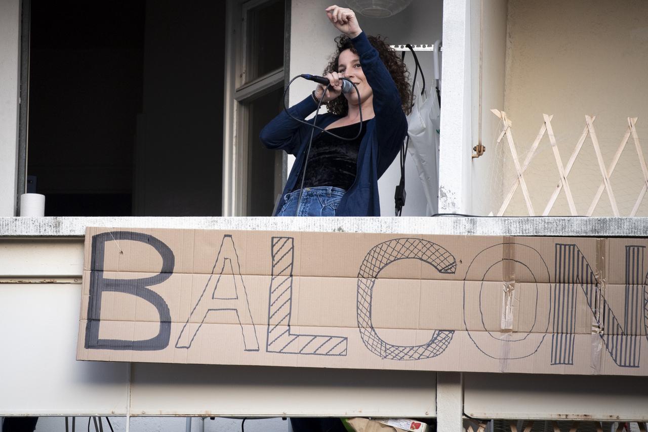 Un concert au balcon de la chanteuse Amandine Rapin a animé la fin de journée samedi à Lausanne [Keystone - Laurent Gillieron]