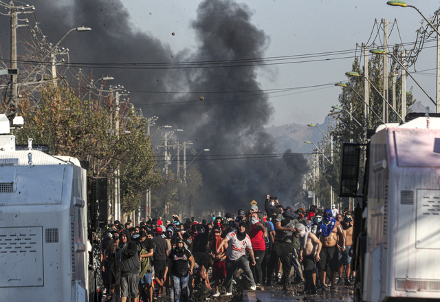 Des violences ont éclaté lundi à Santiago. [AP/Keystone - Esteban Felix]