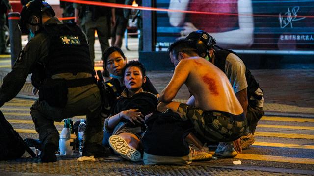 Une femme enceinte a notamment été molestée par des policiers, selon des témoins sur place à Hong Kong. [AFP - Tommy Walker]