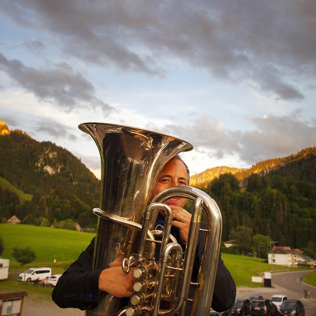Eric Rey, tuba du Geneva Brass Quintet lors du Drive-in Festival du Lied à Charmey le dimanche 26 juillet 2020. [RTS - Jessica Genoud]