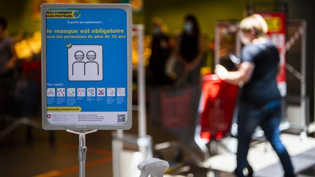 Genève annonce l'obligation du port du masque dans les magasins. [Keystone - Jean-Christophe Bott]