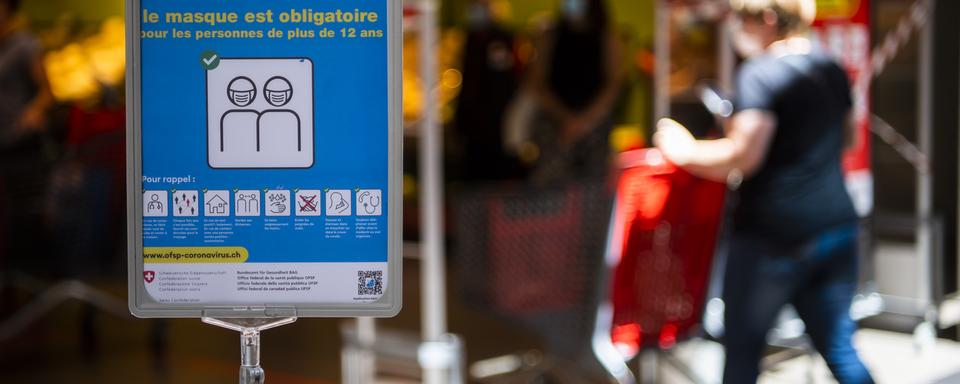 Genève annonce l'obligation du port du masque dans les magasins. [Keystone - Jean-Christophe Bott]