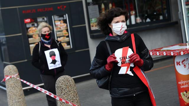 Grévistes dans la rue mercredi matin 28.10.2020 à Cracovie. [Agencja Gazeta/Reuters - Jakub Porzycki]