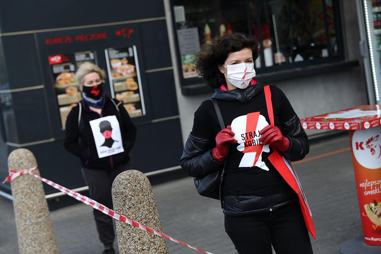 Grévistes dans la rue mercredi matin 28.10.2020 à Cracovie. [Agencja Gazeta/Reuters - Jakub Porzycki]