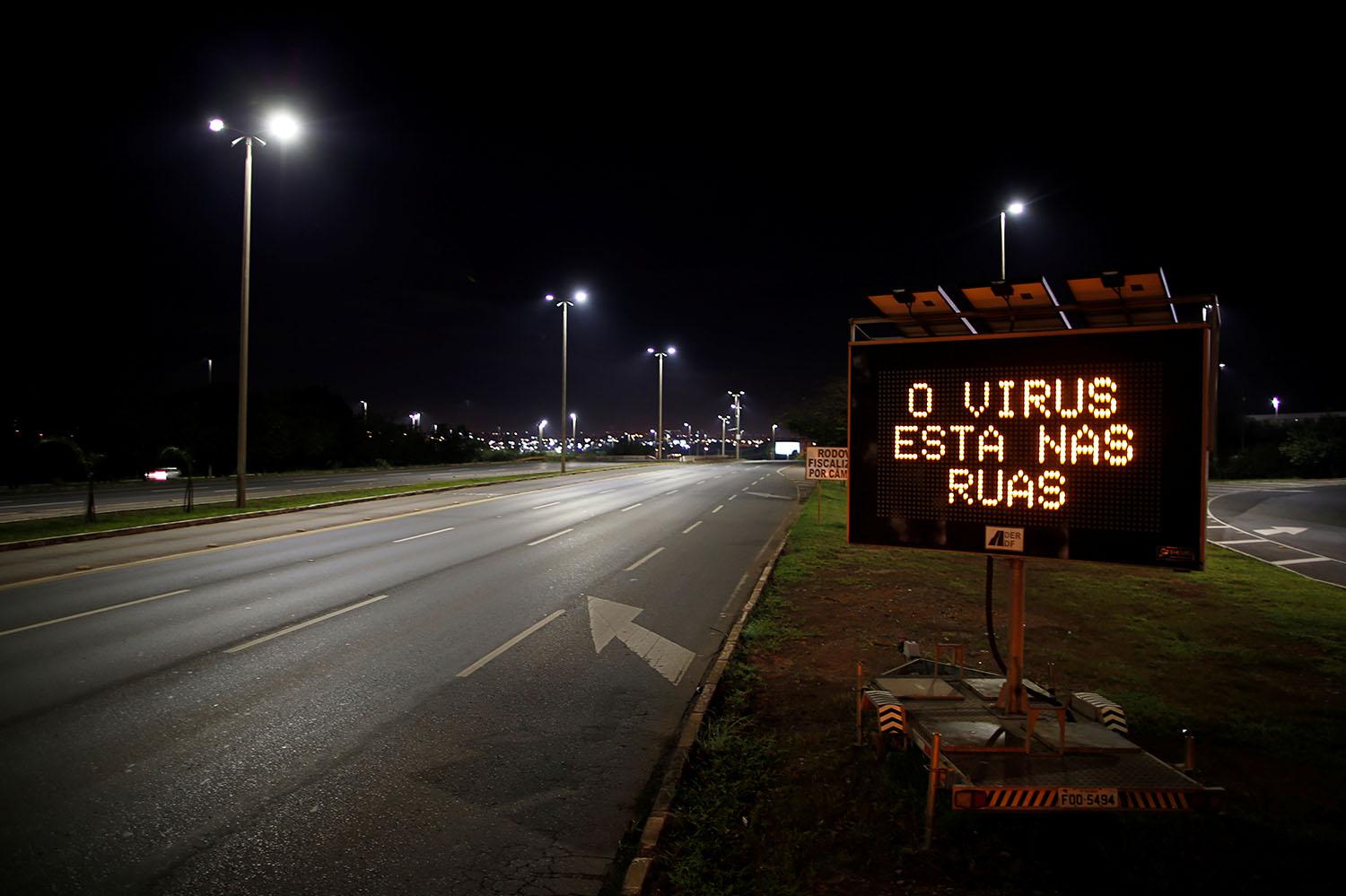 Message de prévention dans une rue déserte de Brasilia, 07.04.2020. [Reuters - Ueslei Marcelino]