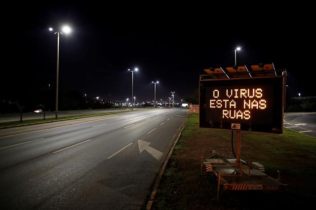 Message de prévention dans une rue déserte de Brasilia, 07.04.2020. [Reuters - Ueslei Marcelino]