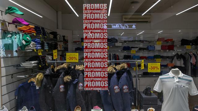 La vitrine d'une boutique d'habits de la gare Cornavin à Genève. [Keystone - Salvatore Di Nolfi]